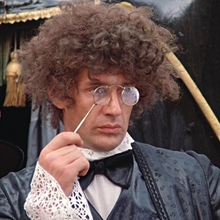 Человек с лорнетом на митинге