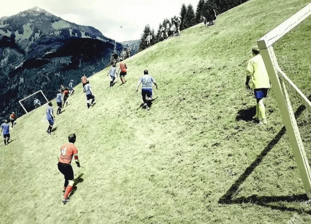 Экстремальный альпийский футбол на горных склонах