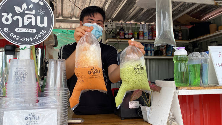 Тайский чайный ларек стал вирусным из-за сомнительного выбора упаковки