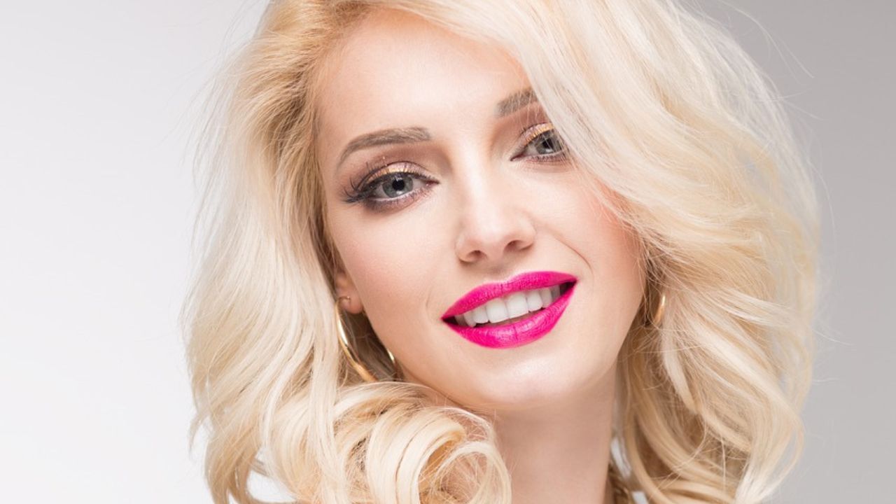 Красота помогает или мешает женщине строить карьеру.