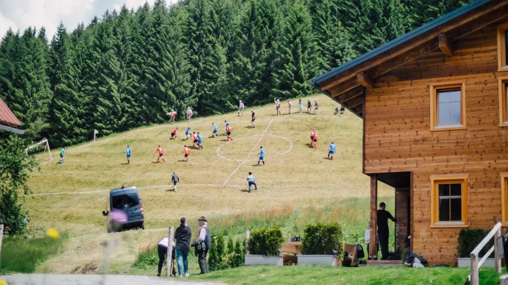 Экстремальный альпийский футбол на горных склонах