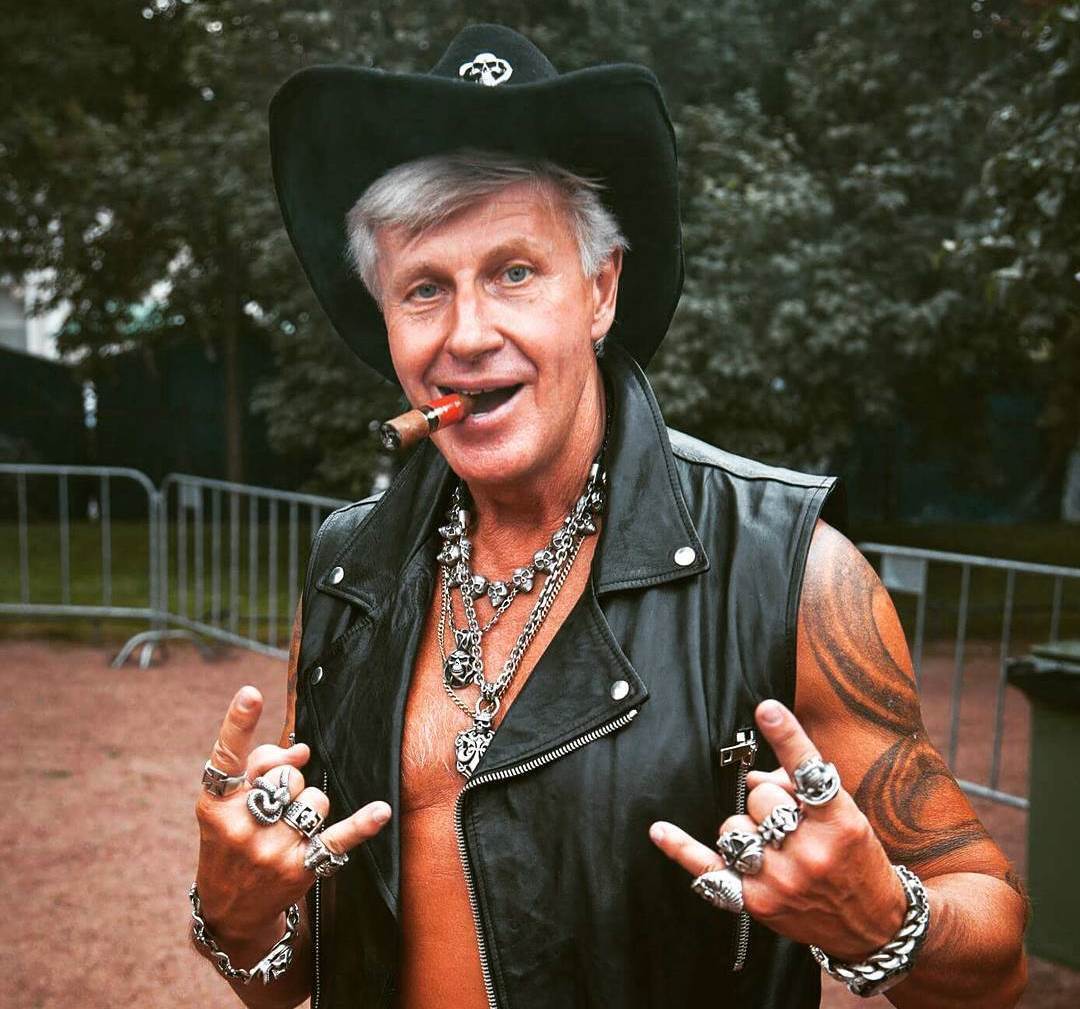 Иностранные ведущие (анонсеры) на матчах по боксу представляя наших боксёров говорят, что они из России и только наш ведущий Загорский говорит раша.