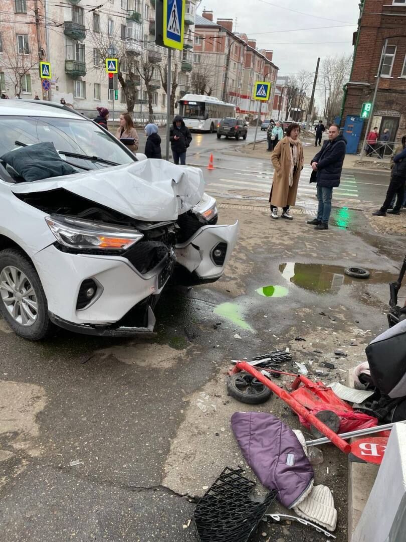 Лихач летел с превышением по улице прямо, но на перекрестке ему не уступил ...