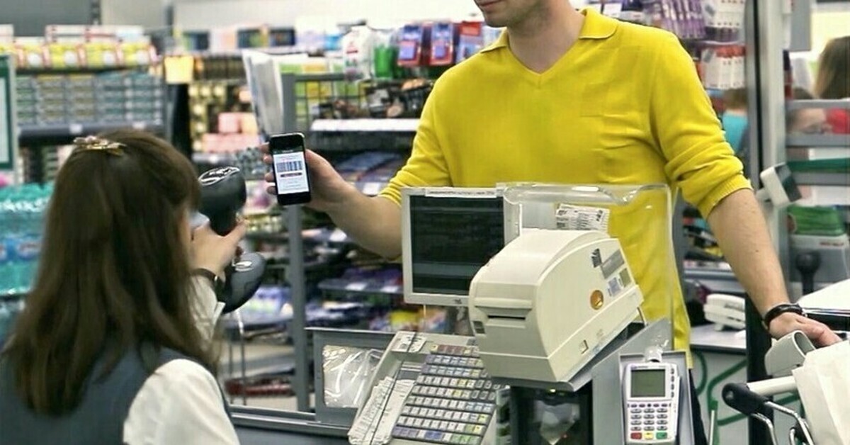 Знакомый моей дочки забыл банковскую карту в магазине. Карту вернул добрый продавец. Возврат карты обернулся женитьбой