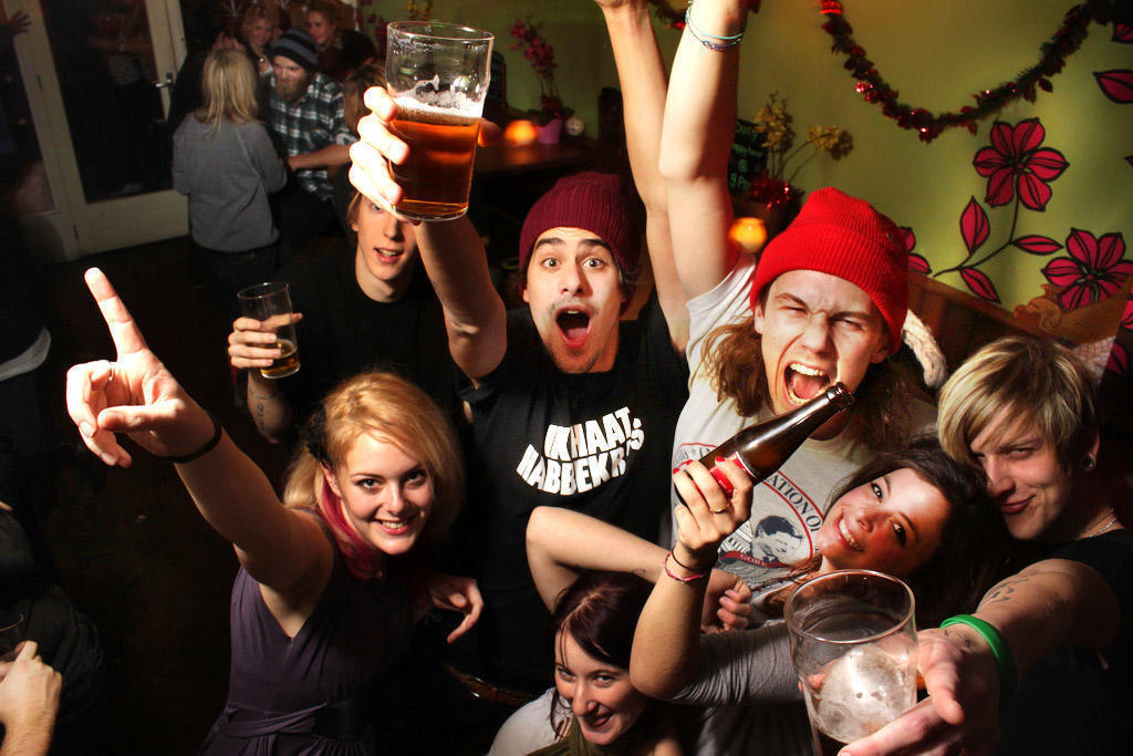 Знакомый моей дочки забыл банковскую карту в магазине. Карту вернул добрый продавец. Возврат карты обернулся женитьбой