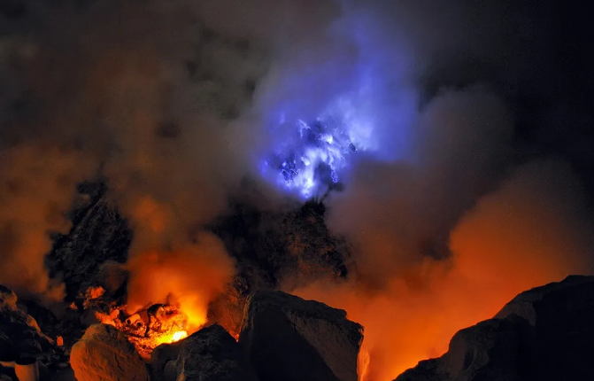 Почему индонезийский вулкан сияет ярко-синим цветом?