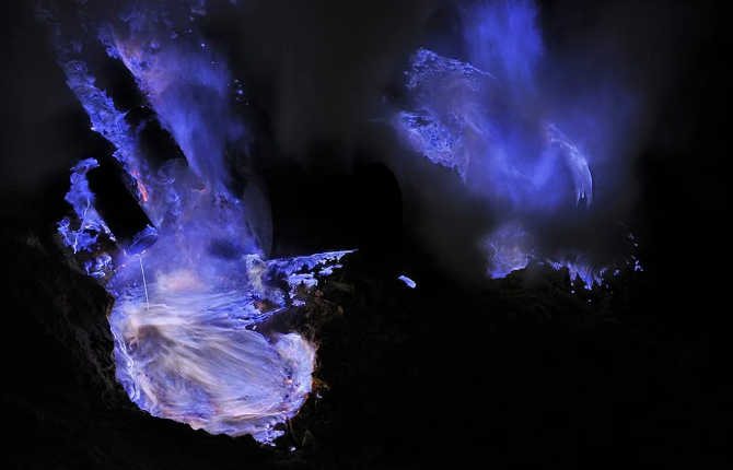 Почему индонезийский вулкан сияет ярко-синим цветом?