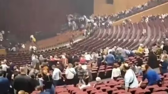 Теракт в Москве: террористы расстреливают людей в упор