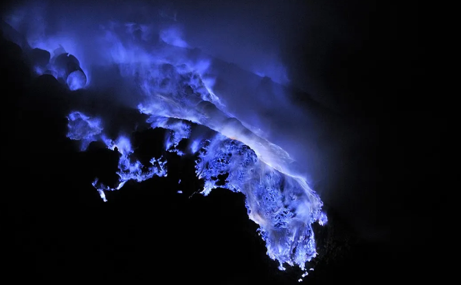 Почему индонезийский вулкан сияет ярко-синим цветом?