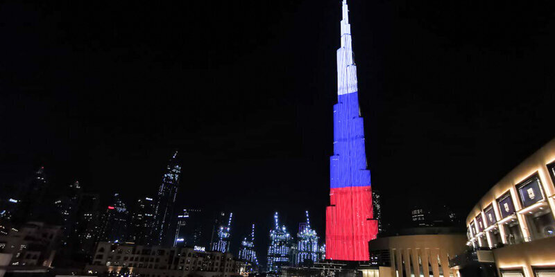 Бурдж-Халифа и здание нефтяной компании Абу-Даби подсветили в цвета флага России: символическое событие, отражающее дружбу и солидарность.