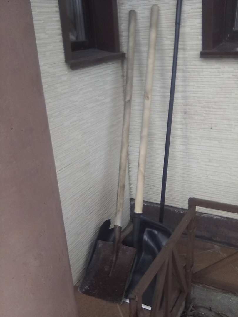 Пришла весна, а надо или не стоит очищать отмостки от снега и скидывать его с крыши? Надо, ниже привожу аргументы