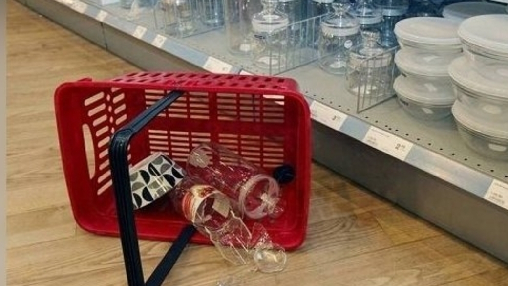 Обязан ли посетитель магазина оплачивать разбитый в торговом зале товар