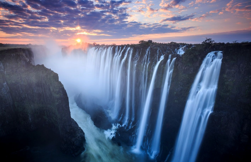 Завораживающее Путешествие."Неземной пыл водопада Виктория: Волшебство между Замбией и Зимбабве"