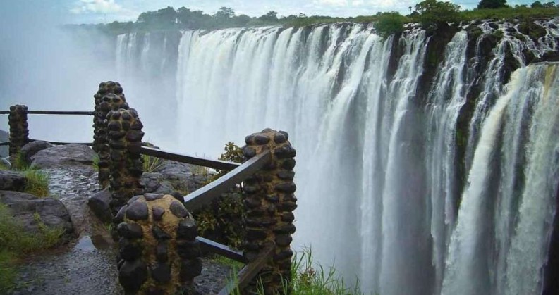 Завораживающее Путешествие."Неземной пыл водопада Виктория: Волшебство между Замбией и Зимбабве"