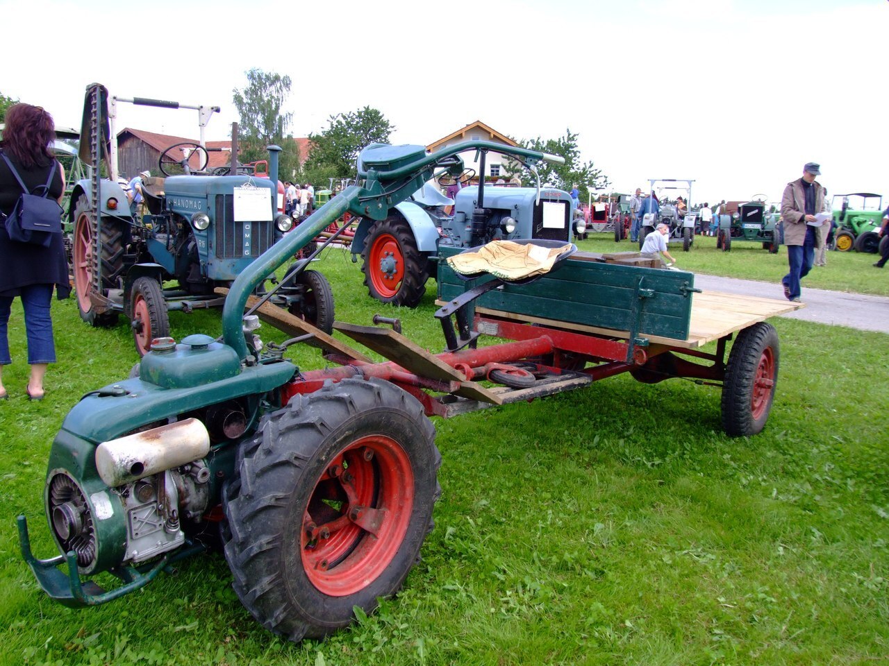Какой мотоблок рекомендуете? Участок небольшой, от 10 до 20 соток. И еще участок 8 соток. И руки со спиной чтобы не болели.