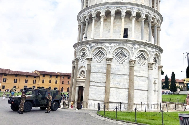 Почему Пизанская башня до сих пор не упала?