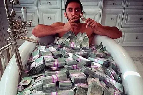 Идет жестокая борьба за деньги. Люди на 92% отдали душу дьяволу.