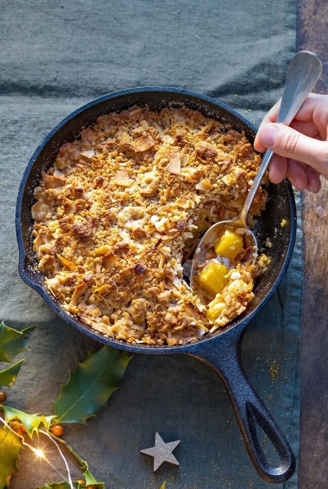 Крамбл с ананасом и кокосом