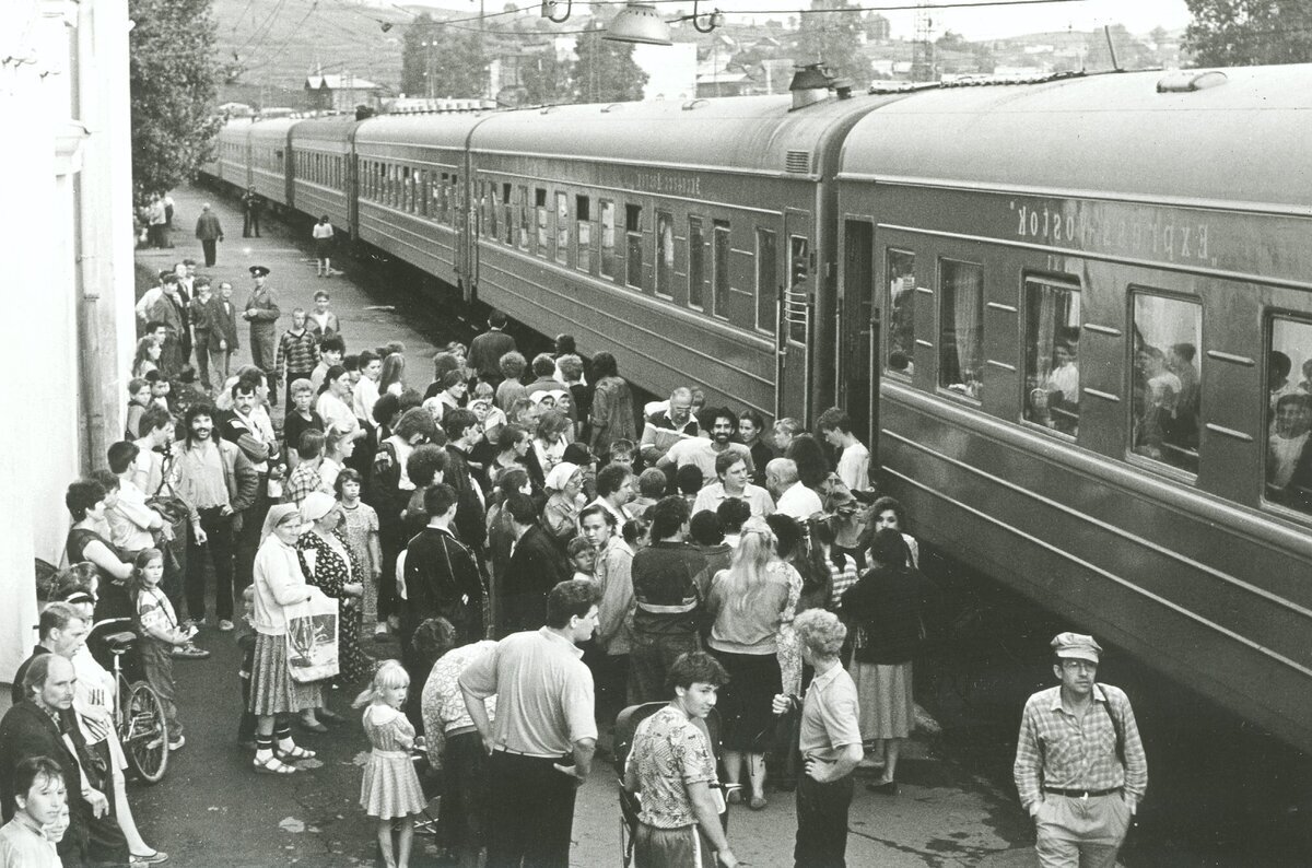 1980 год. Поезд прибыл на вокзал. В одном из вагонов пропали все проводники  и пассажиры