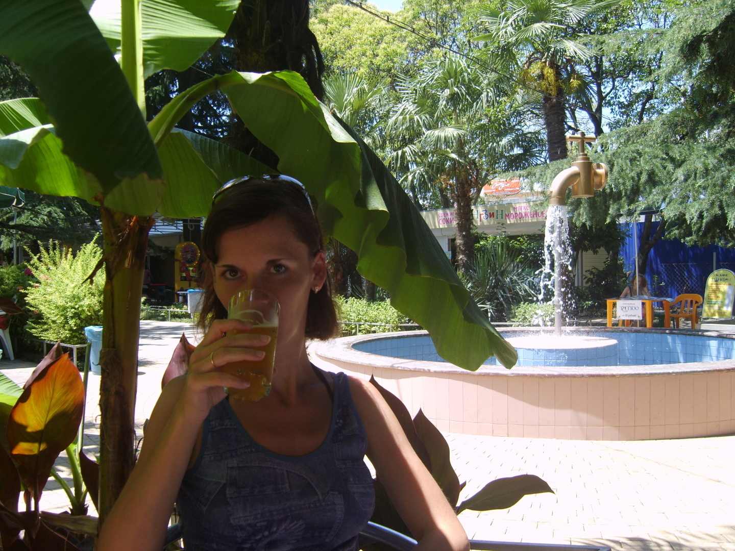 Кафе «Пингвин» в поселке Лазаревское. Уютная обстановка, прекрасные чебуреки, вкуснейшее мороженое. И капля дегтя в бочке меда!