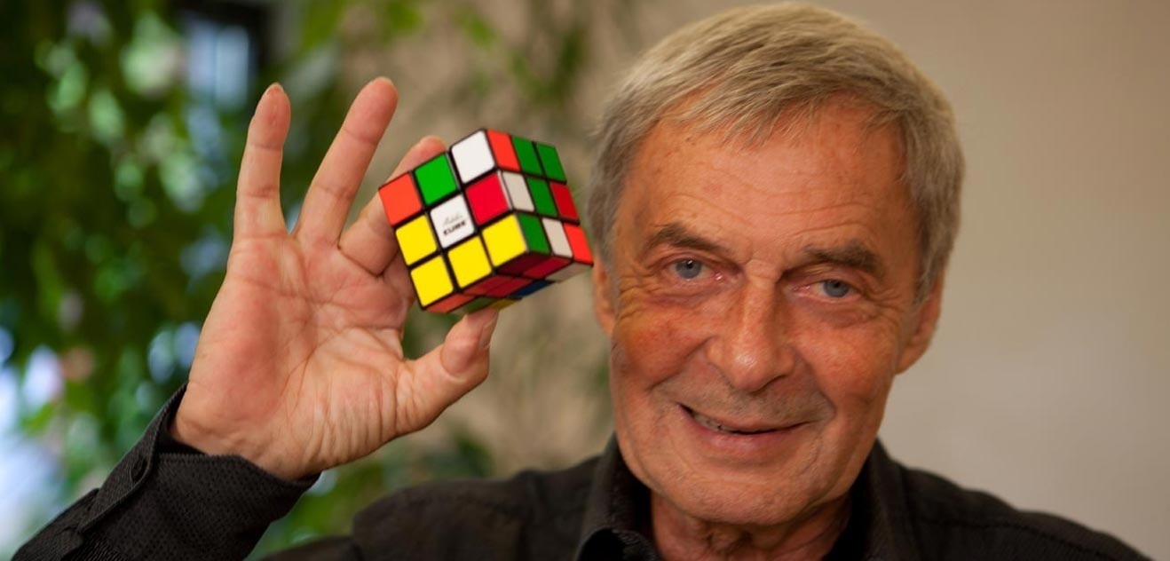 Первый кубикрубик был изобретен в 1974 году.Кубикрубик...