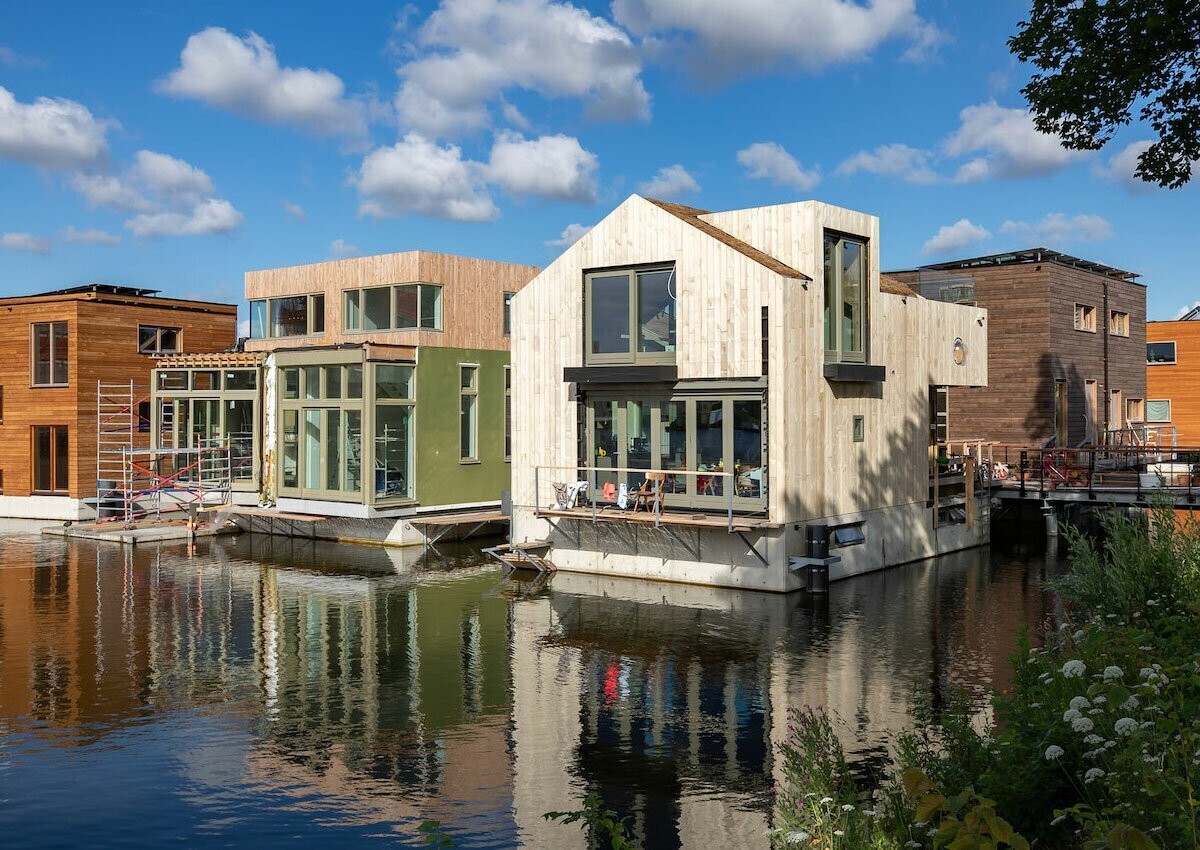 В каком месте земного шара строят только два типа жилищ: либо на сваях, либо на глубине 5—6 м?