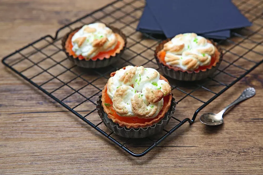 Тарталетки с хурмой, лаймом и меренгами