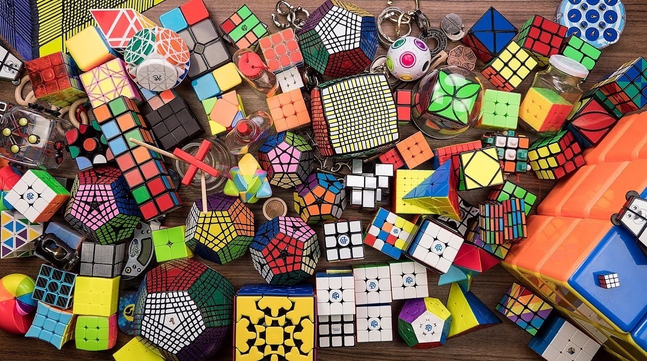 Первый кубикрубик был изобретен в 1974 году.Кубикрубик...