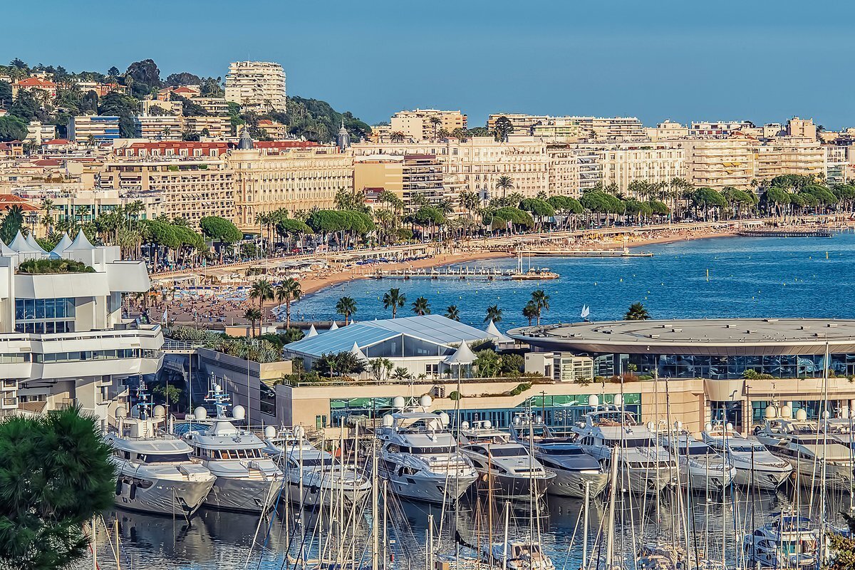«Девушек очень много» Звезды и модели развлекают миллиардеров на яхтах. Как устроена эта индустрия элитного досуга?
