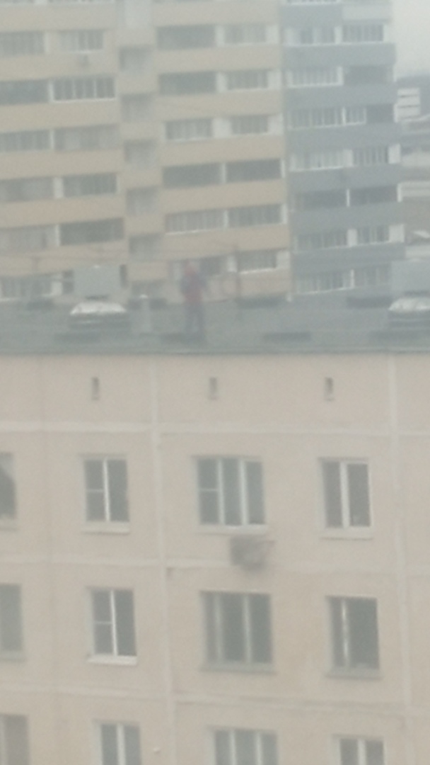 Люди на соседней крыше дома