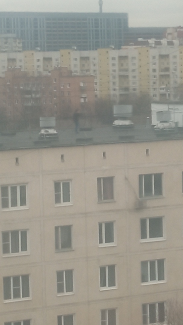 Люди на соседней крыше дома