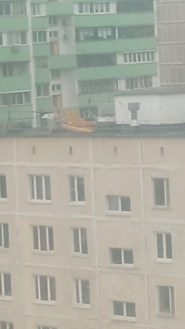 Люди на соседней крыше дома