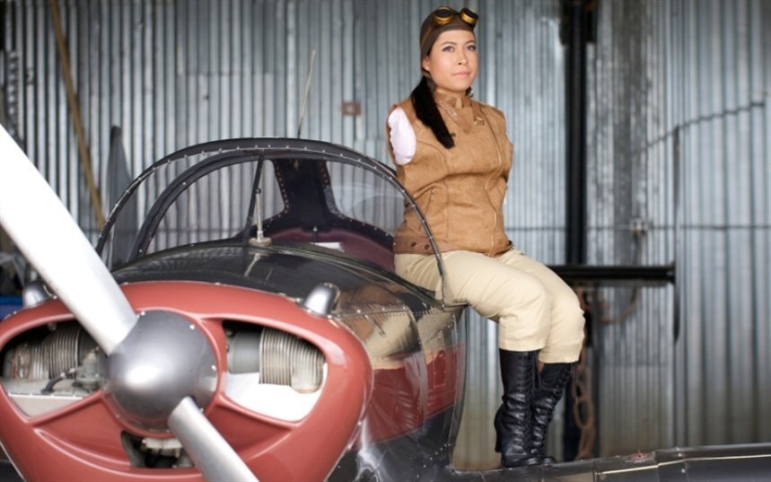 Девушка пилот без рук