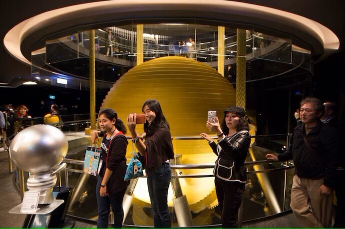 Стальной шар защитил самый высокий небоскреб Тайваня во время землетрясения.