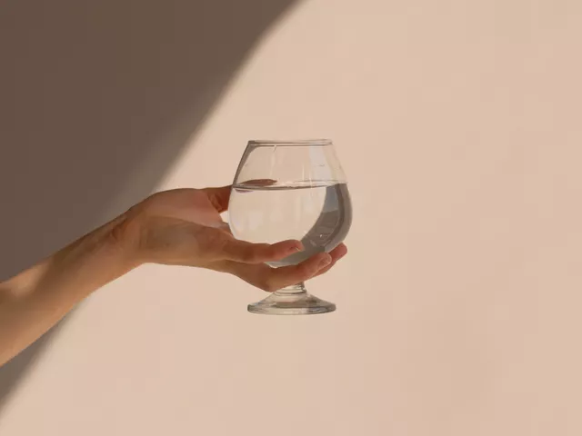 Начинать день со стакана воды - не только полезно, но и важно для поддержания здоровья организма.