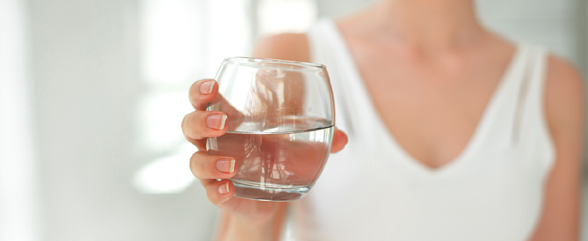 Начинать день со стакана воды - не только полезно, но и важно для поддержания здоровья организма.