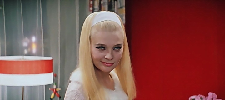 Блондинка Светлана Светличная. Фильм «Бриллиантовая рука». Вид со спины? Да. Так точно. Красавицы из «Бриллиантовой руки».