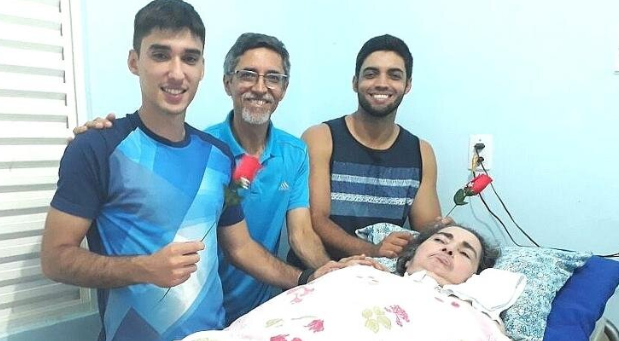 Сила любви: муж не бросил прикованную к постели жену, а вот уже 16 лет ухаживает за ней