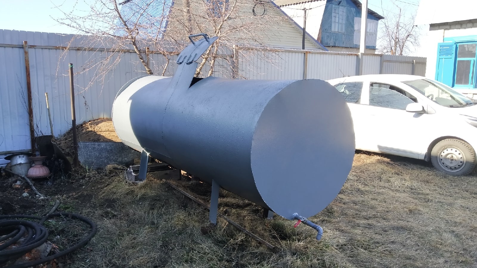 !!!Первые тёплые дни на участке .Очень много работы.Как все успеть привести в порядок? Убираем,Красим и Гребем. Отдыхать пока некогда .