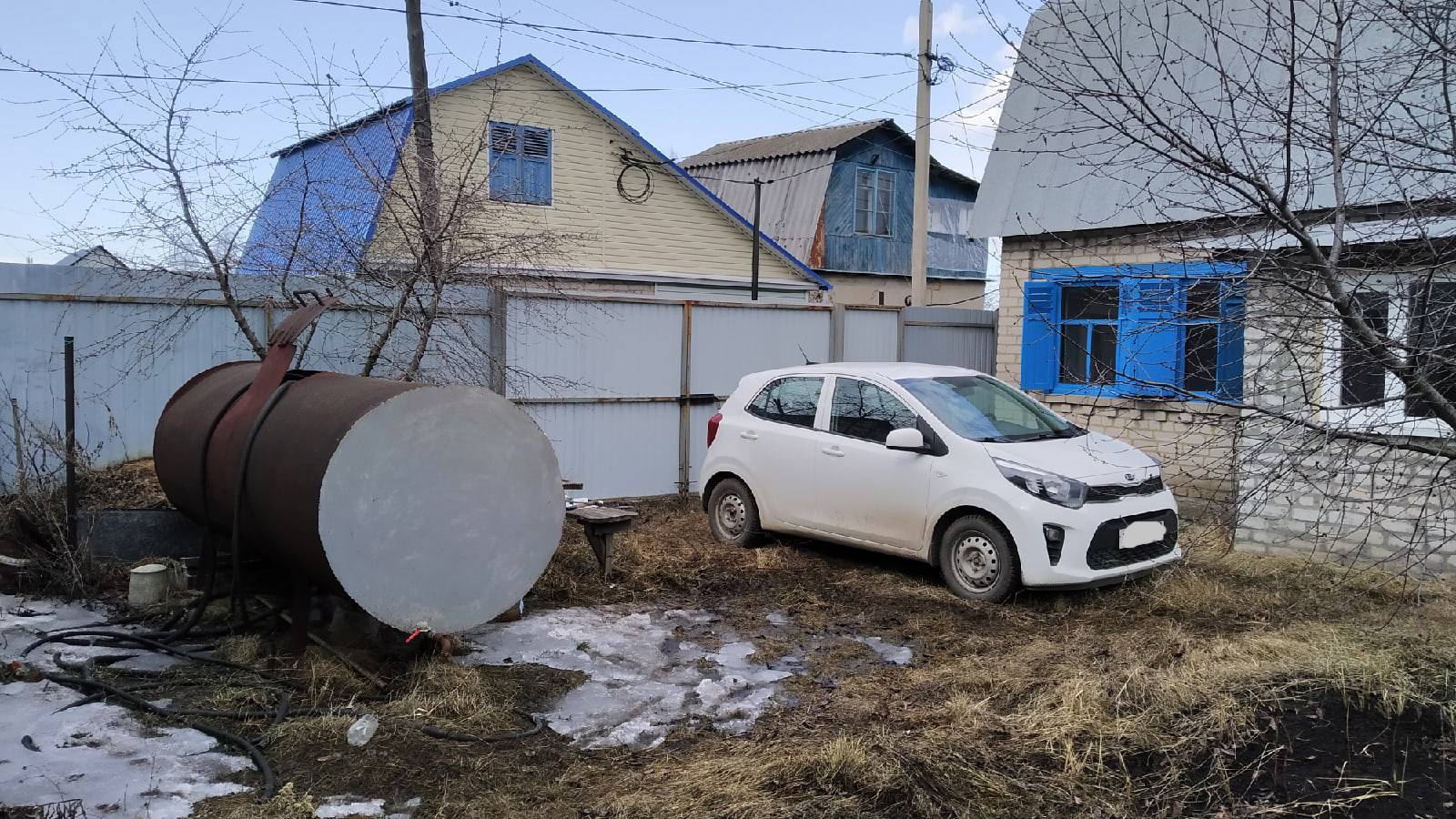 !!!Первые тёплые дни на участке .Очень много работы.Как все успеть привести в порядок? Убираем,Красим и Гребем. Отдыхать пока некогда .