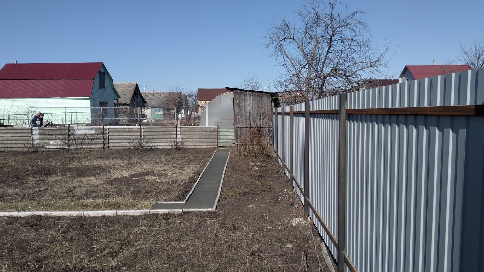 !!!Первые тёплые дни на участке .Очень много работы.Как все успеть привести в порядок? Убираем,Красим и Гребем. Отдыхать пока некогда .