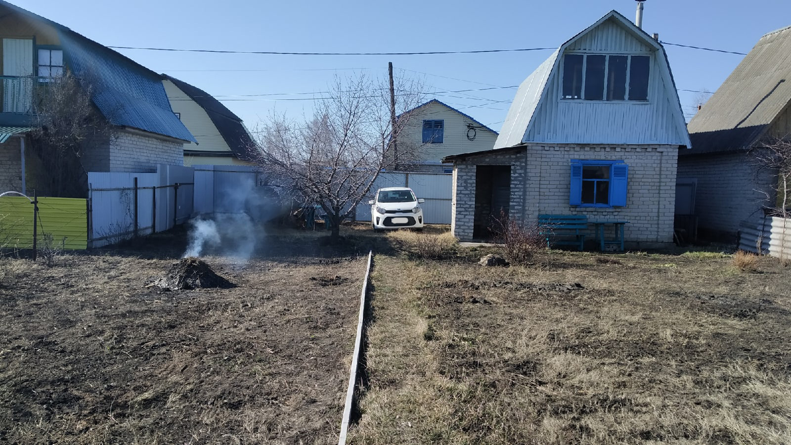 !!!Первые тёплые дни на участке .Очень много работы.Как все успеть привести в порядок? Убираем,Красим и Гребем. Отдыхать пока некогда .