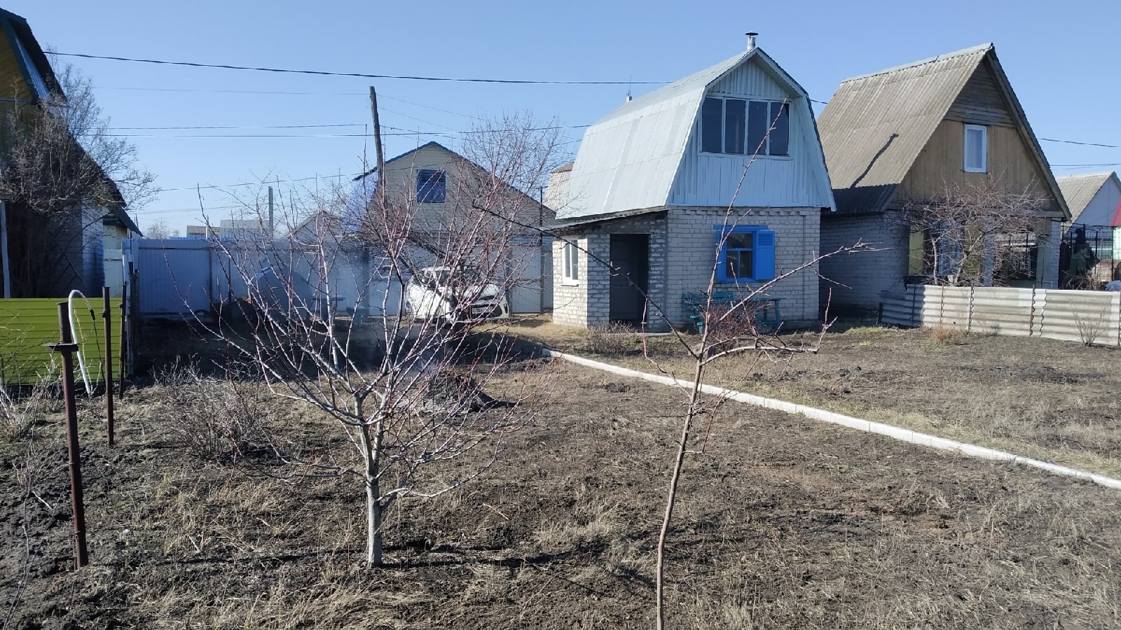 !!!Первые тёплые дни на участке .Очень много работы.Как все успеть привести в порядок? Убираем,Красим и Гребем. Отдыхать пока некогда .