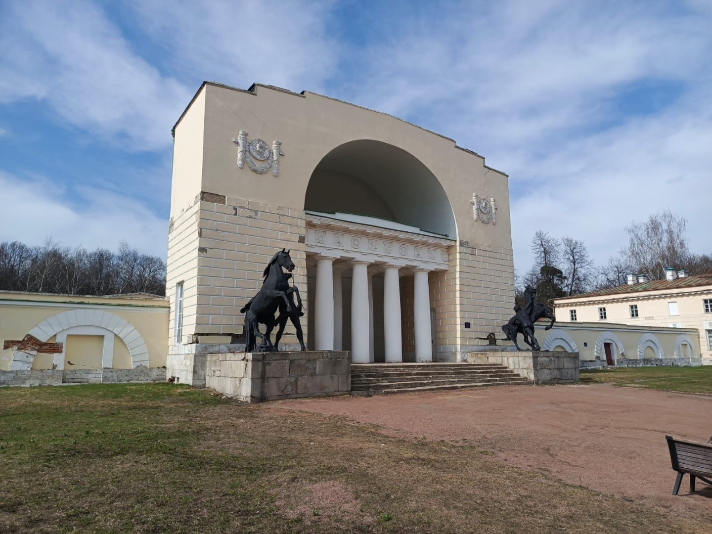 Пришла весна – пора гулять! Моя прогулка по Парку «Кузьминки» в Москве. История Усадьбы, Дед Мороз, Тропа сказок. Фото