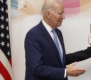 Зеленский отказался "отрезать землю и заключить мир” и призвал Соединенные Штаты и Запад помочь Украине с новым раундом планов контрнаступления.