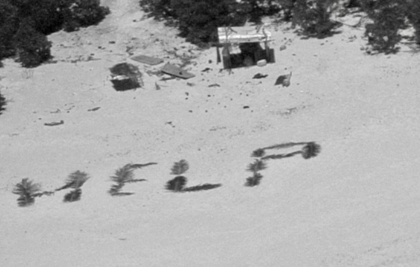 Троих потерпевших кораблекрушение спасли с необитаемого острова