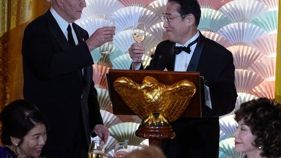 Байден принимал премьер-министра Японии в Белом доме, в списке гостей были Клинтоны, Тим Кук, Безос и другие.