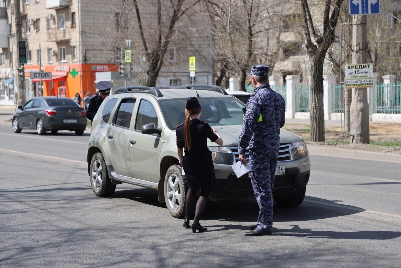 В Волгограде легковая машина сбила на пешеходном переходе четырех подростков