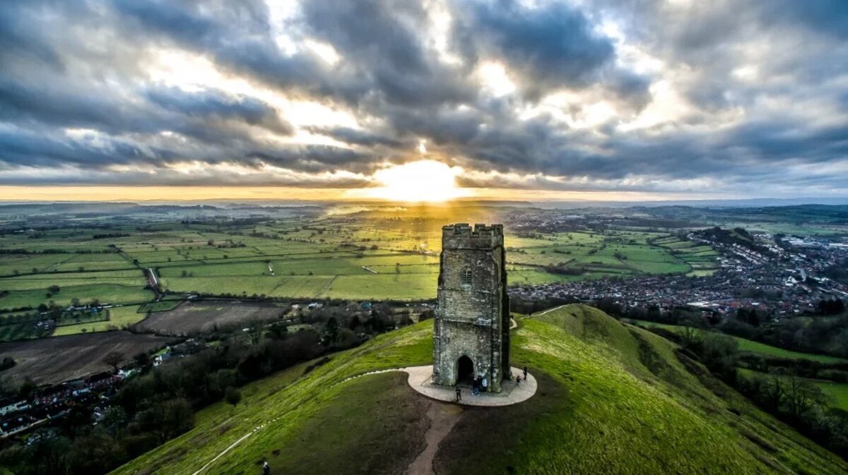 Тайны и Мистика Башни Гластонбери: Погружение в Загадочное Прошлое