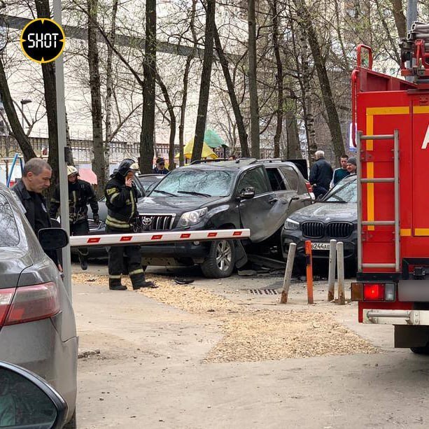 В Москве взорвался чёрный внедорожник, как только водитель включил зажигание.